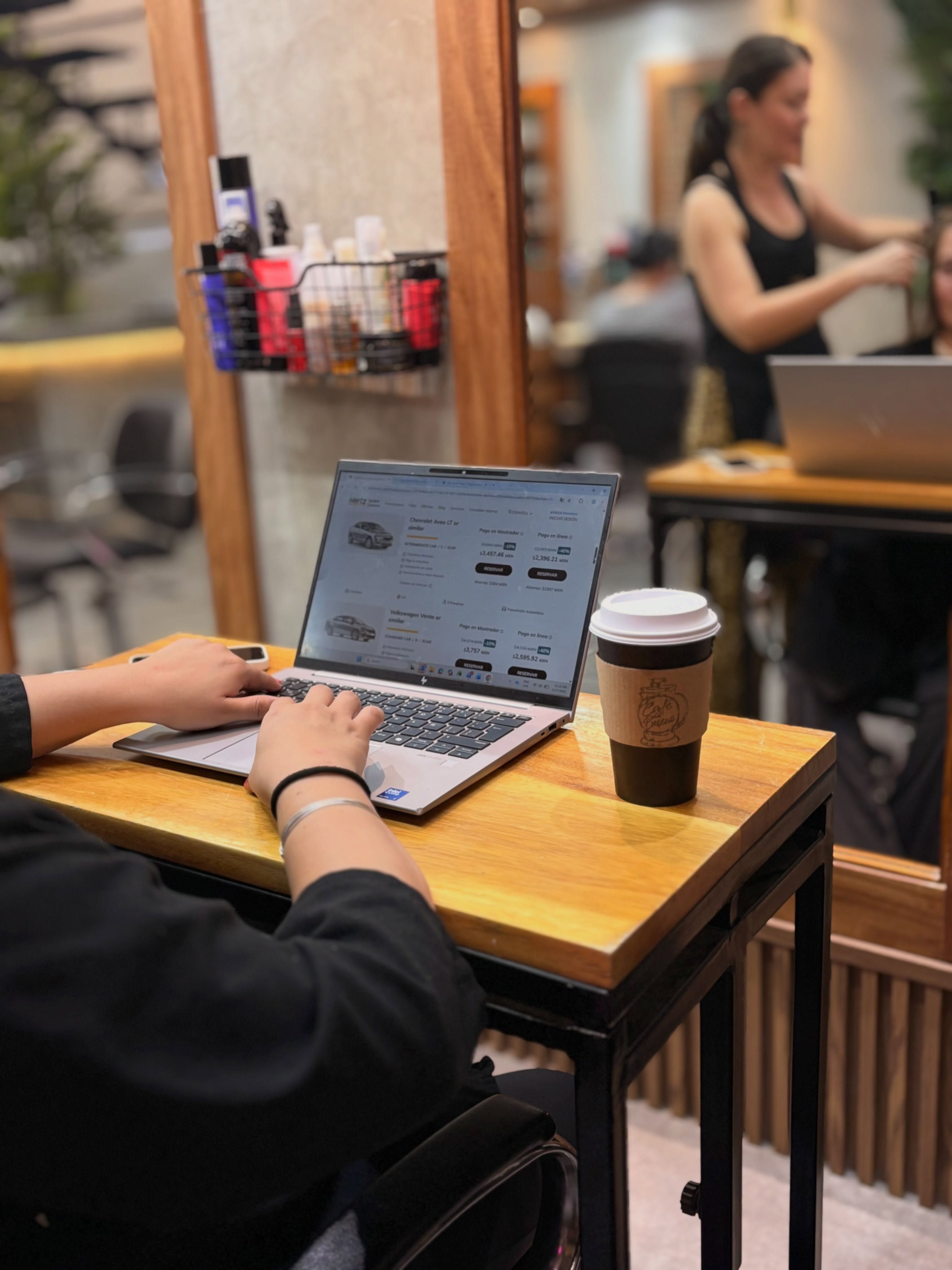 Estación de trabajo ergonómica Beauty Office en GLOSS con laptop y café